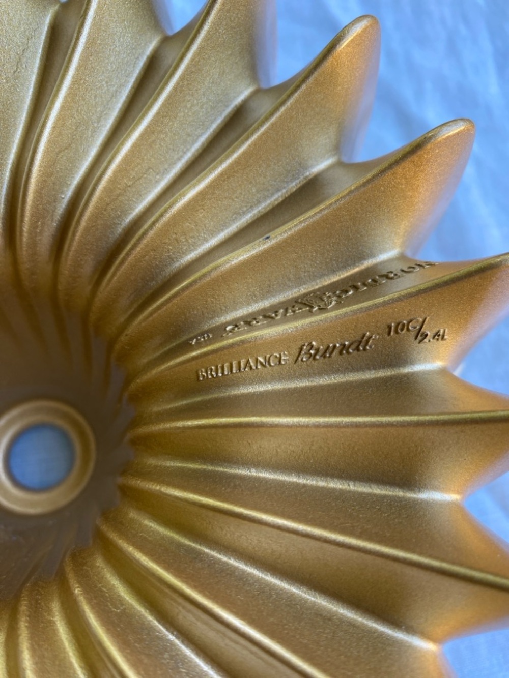 Nordic Ware 10 cup Brilliance gold bundt cake pan - Picture 2 of 4